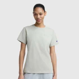 Klassisches T-Shirt, farblich abgestimmter Schriftzug auf der linken Brust