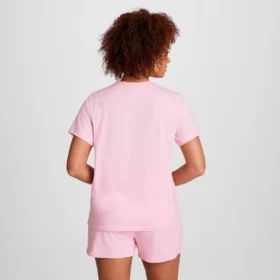 Klassisches T-Shirt, farblich abgestimmter Schriftzug auf der linken Brust