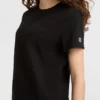 Klassisches T-Shirt, farblich abgestimmter Schriftzug auf der linken Brust