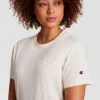 Klassisches T-Shirt, farblich abgestimmter Schriftzug auf der linken Brust